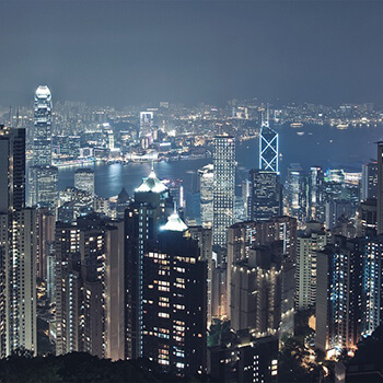 Wesele we własnym ogrodzie: Jak zorganizować magiczną ceremonię w wąskim gronie